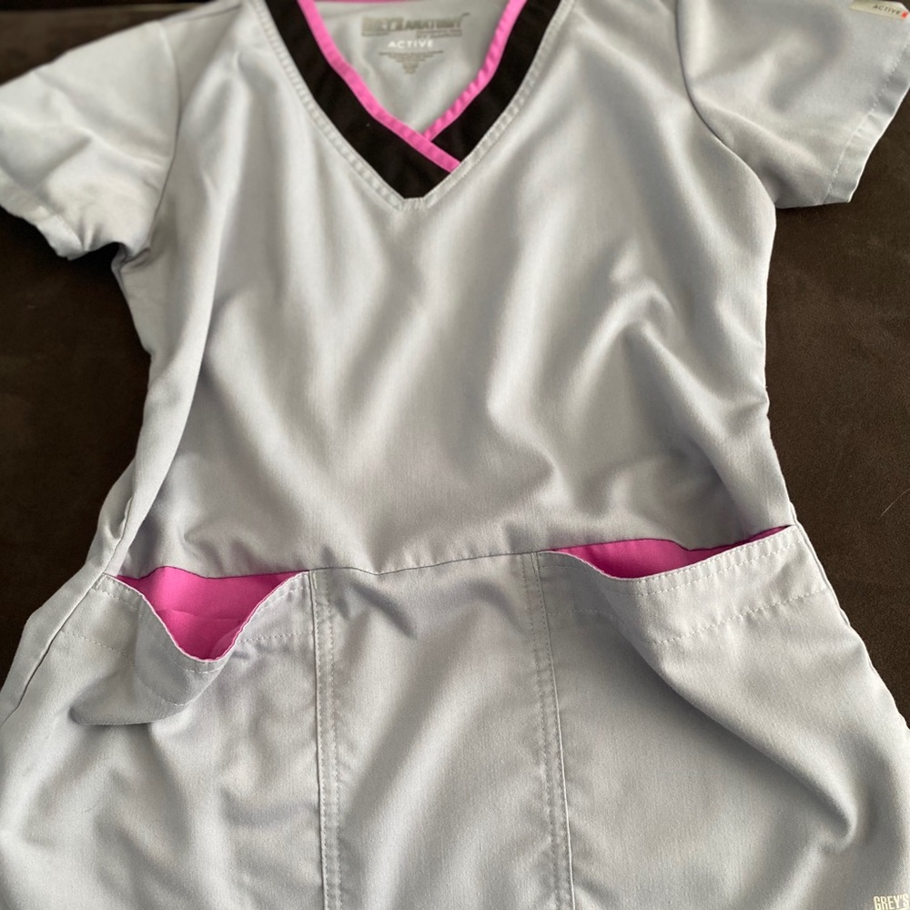Greys Anatomy Women’s Scrub Top / Gently Used ✨
